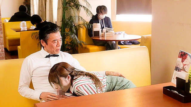 ファミレスの面接にきたパートの美人妻と中出し不倫 「出勤するたびに、体の相性が抜群に良いキモ店長に中出しされています。」加藤結衣