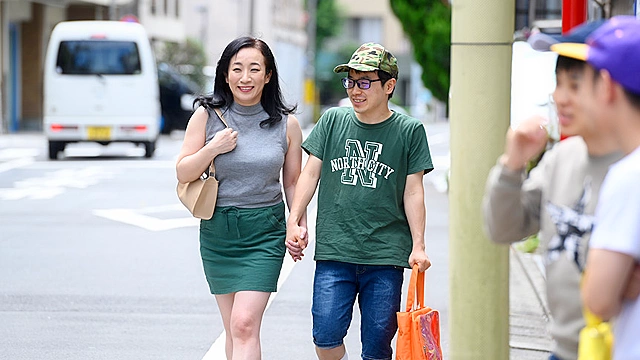 息子の友達のマセガキ共に性処理させられザーメンまみれの母親～美原すみれ