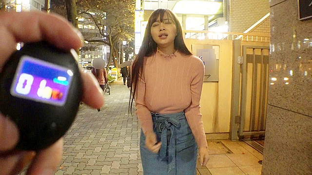 前代未聞のお人好し！頼まれると嫌だと言えないIカップ超爆乳ハーフ少女はノーブラニットになることを断れずに勃起乳首を世間に晒す。終始恥ずかしそうにしていたが、実は羞恥心から股間をビショビショに濡らすドMっ娘でした。