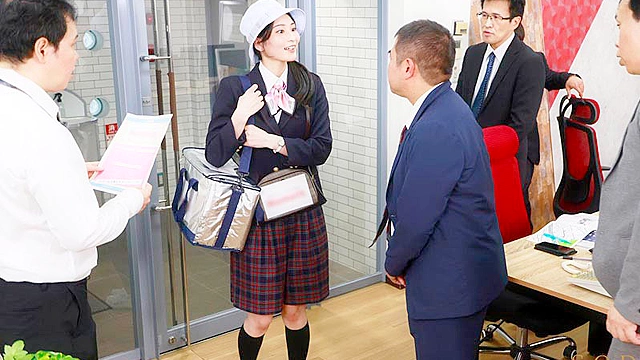 反り勃ったチ○ポと溜まった精液を毎日笑顔で舐めとってくれる性交販売レディ本庄さんに密着 本庄鈴
