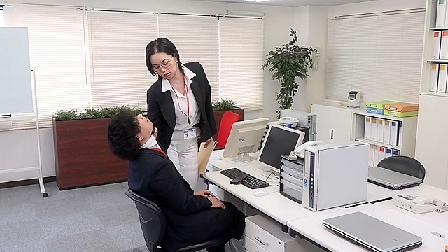 会社の女上司がデリヘルで働いていたので弱みにつけこみ本●（11）～ マーケティング会社ピタパン統括本部長・36歳