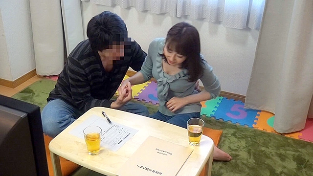 マル秘隠し撮り映像流出！！ 同じマンションのママ友を連れ込んで絶対内緒の不倫SEX 4