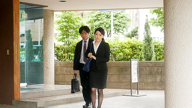 出張先でエリート上司と相部屋 絶倫の部下に何度もイカされメス化する女上司