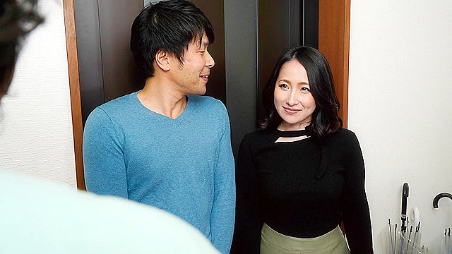 夫と共謀し隣人の大学生を誘惑する美人妻！その行為を○撮し楽しむ変態夫婦！？ 水川かえで
