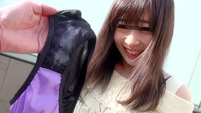 素人娘のオマ○コに今まさに密着している絶賛使用中の汚パンティー 10人3時間53分スペシャル