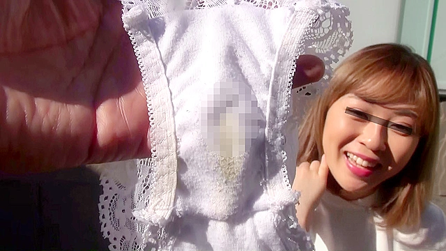 素人娘のオマ○コに今まさに密着している絶賛使用中の汚パンティー 10人3時間53分スペシャル