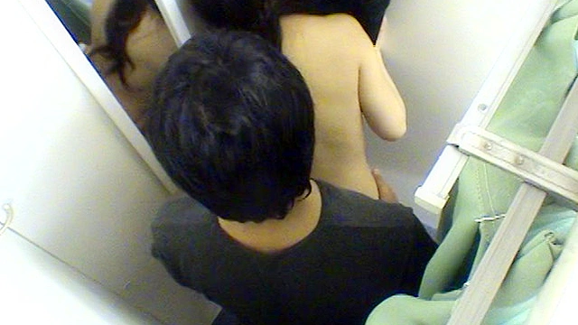 試着室で裾上げ時はフェラチオチャンス！！