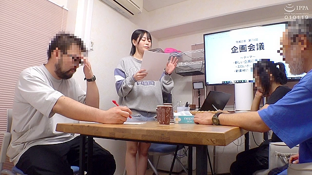 無茶振り！イタズラ！初々しい新人女ADに撮影現場の洗礼！監督の立場を利用して激ピスSEXに持ち込んだら自ら腰をクネクネ振ってイキまくっちゃう！～うた編～