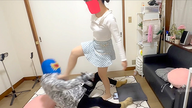 隣に住む幼馴染のまりなお姉ちゃんが酔っ払って寝てたからスカートめくったらバレて電気アンマやられまくりました