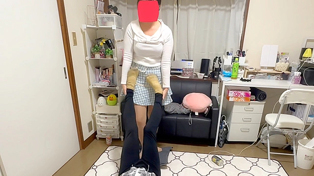 隣に住む幼馴染のまりなお姉ちゃんが酔っ払って寝てたからスカートめくったらバレて電気アンマやられまくりました