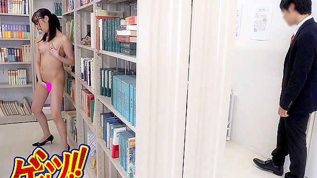 居残り露出を楽しんでいた女教師はその一部始終が同僚にバレると羞恥快感に襲われうれション発情し…