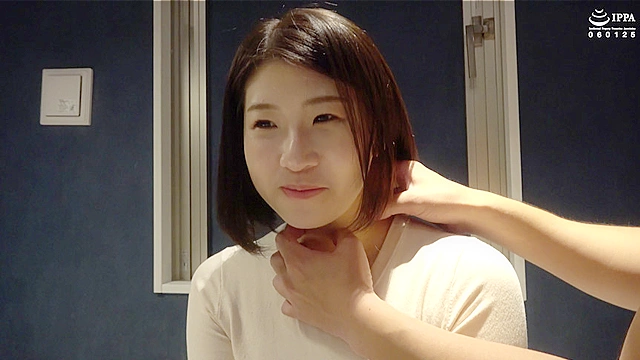 Fカップ美女のはじめてのくすぐり感度チェックで大暴れ