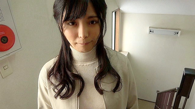 個撮）大きい舌がエロい！チンポを見ながら発情！デカベロ絡ませネットリフェラ