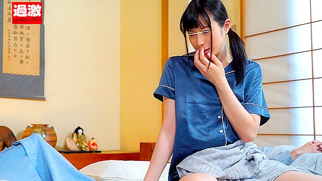 夫が隣にいるのに川の字で寝ている甥っ子のデカチンでのけ反りイキするくびれ人妻