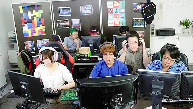 プロゲーマーを目指すヲタ男子たちを誘惑… 女性経験がほとんどない気弱なヲタに隠れたエッチの才能が覚醒しゲーマーの指テクで大噴射潮吹き手マン＆激イキ乳首連打に超絶腰使いピストンで大量ハメ潮！最後は三股がバレて集団イカされまくりSEX 唯井まひろ