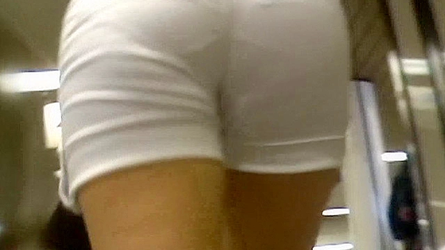街の素人お姉さんの尻が気になって気になってしょうがない 目に焼き付けたかったあのお尻 編