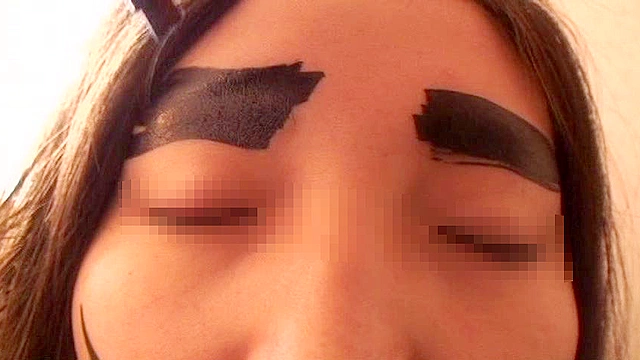 女性の顔に、水性マジックでいたずらを書くと嘘を言って油性マジックで書いてしまいました！ パート2
