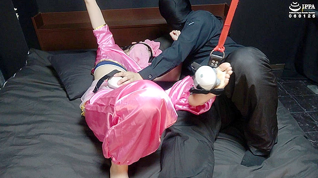 「踊り子衣装で吊り拘束！ くすぐったいダンスを踊る月美りょうちゃん！」WAKA-048 月美りょう（7）