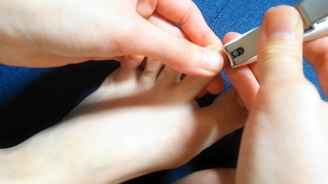 普通の女の子の足の爪切り－スマホ自撮り◎るな（27歳）カフェ店員◎