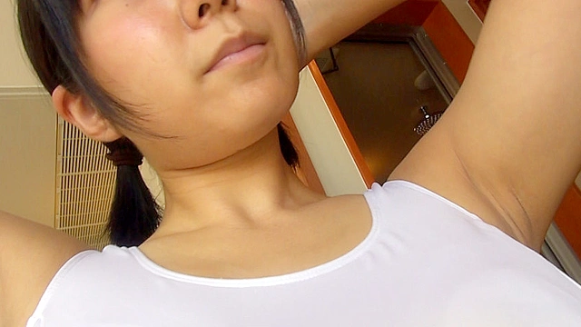 ワキの下がメチャクチャ気になるスクール水着のお嬢さん