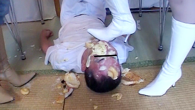 OL二人の怒りは頂点に達しブーツで襲われた小心男