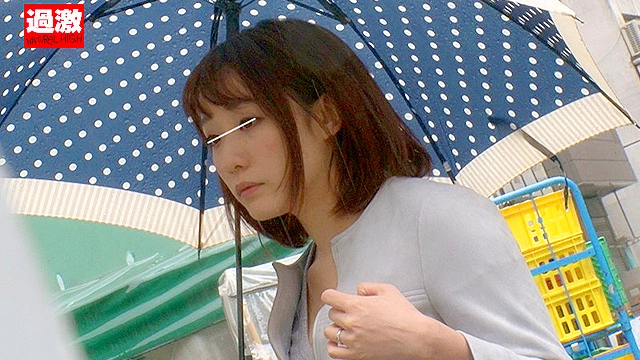 喉奥止めイラマでマ○コを濡らしたドM妻はハメられたチ○ポを自ら咥えたがる