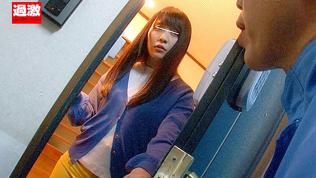喉奥止めイラマでマ○コを濡らしたドM妻はハメられたチ○ポを自ら咥えたがる