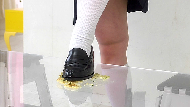ニンニクたっぷり餃子を踏んでくれる清楚な女子