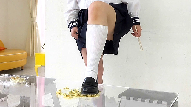 ニンニクたっぷり餃子を踏んでくれる清楚な女子