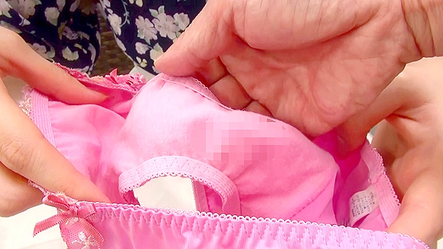 素人娘のオマ○コに今まさに密着している絶賛使用中の汚パンティー 12人3時間42分スペシャル