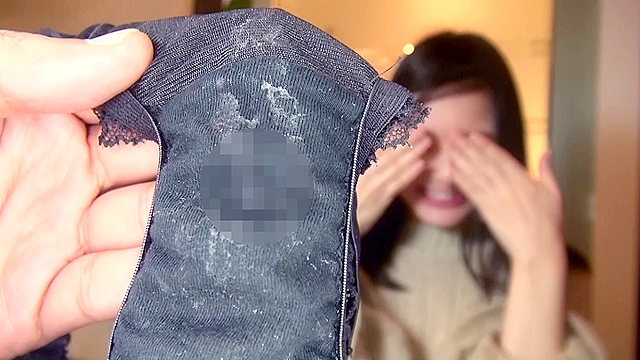 素人娘のオマ○コに今まさに密着している絶賛使用中の汚パンティー 12人3時間42分スペシャル
