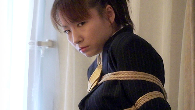 制服女性を緊○、猿轡…