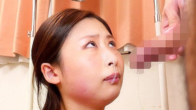 若い男の子にフェラチオを頼まれても断れない私は突然顔射されても怒れないんです