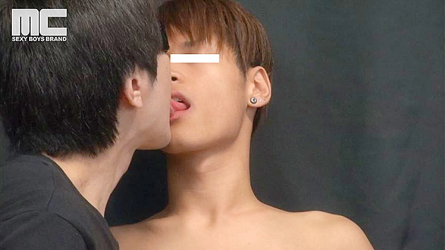 セクシーに焼けた黒い肌が超エロく、ガチ勃起の美巨根から白いザーメンが噴射！！