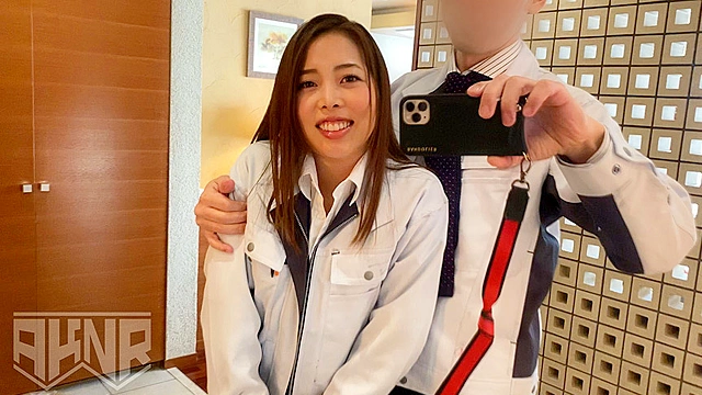 【勤務中NTR】 同僚の美しき人妻を勤務中に口説きSEX堕ちした浮気映像
