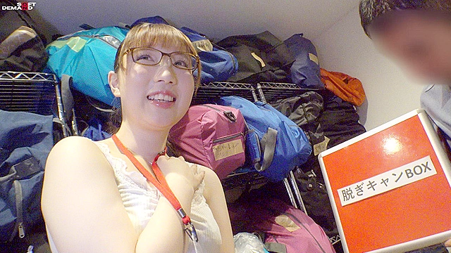 会社の倉庫がセックススポットに！？こっそり大胆な秘密のエッチ！SOD女子社員 ハダカになるより恥ずかしい脱ぎキャンBOX野球拳 新卒1年目プロモーション部 鳥光紗奈22歳