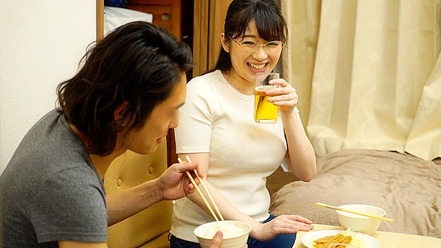 素人妻が一般大学生の自宅にコンドーム1つ渡され一泊 一度のゴム姦では満足できず宿泊中2度もガチ中出しを許してしまう 見つめながらイク騎乗位がエロい関西眼鏡妻 ななこさん29歳