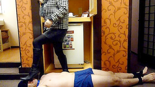 黒ブーツドSお姉さまによる踏み付けM男いじめ