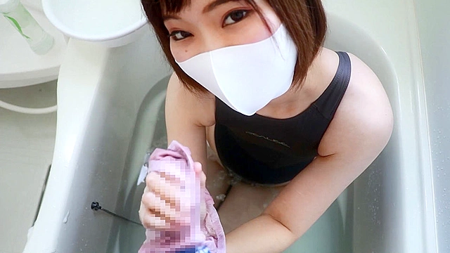 お尻にザーメンをぶっかけちゃおう！手コキ・ジーンズ編（剛力彩芽似の美弥）