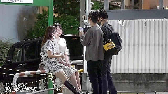 路上飲みするパンチラほろ酔い女子たちは迷惑だけど美人なのでナンパして中●しSEXしたい