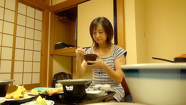 人妻、温泉、不倫旅行。 神崎久美