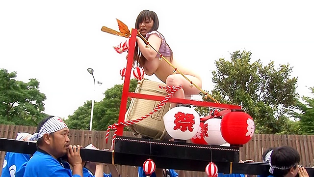 イカレた羞恥祭り強行開催 オマ○コ丸出し女神輿まつり