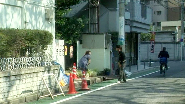 お色気奥様 玄関先で水まきしてうっかり引っかけ逆ナンパ