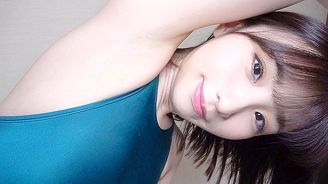 伊東める 濡れてテカってピッタリ密着 神競泳水着 ロ○可愛い女子の競泳水着姿をじっとりと堪能！着替え○撮から始まり貧乳から巨乳にパイパン、ハミ毛、ジョリワキ等のフェチ接写やローションソーププレイや競泳水着ぶっかけ等を完全着衣で楽しむAV