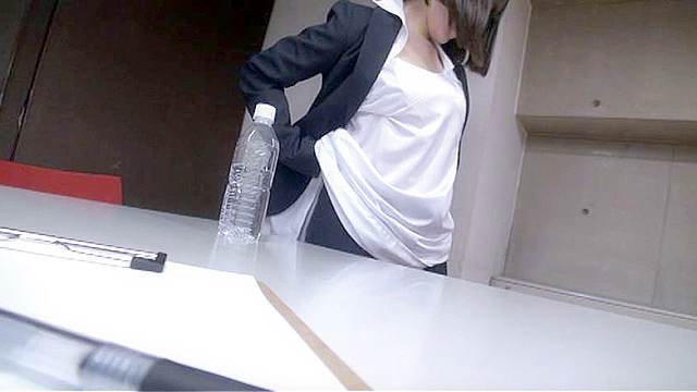 新人女性社員が面接官005