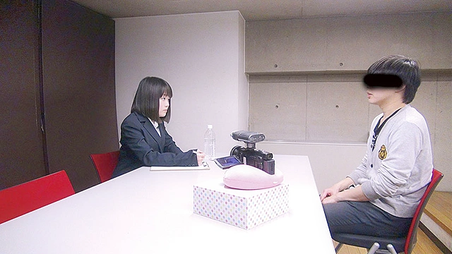 新人女性社員が面接官005