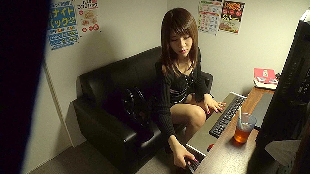 ネットカフェ○撮 溢れ出る声を押し殺しオナニーに没頭する女達