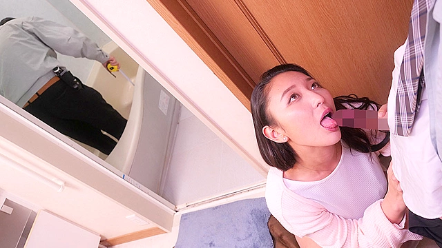 誘っているとしか思えない！専業主婦が僕だけにオナニーパンチラ誘惑！？思わず勃起したらこっそり死角でヤられた！