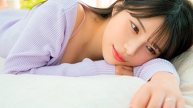 なんと恋愛経験ほぼなし！引っ込み思案な美人保育士さん 伊吹玲奈 28歳 AV DEBUT
