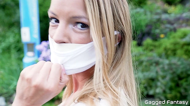 マスクの下はテープギャグ！ベラ・インクとお散歩 Bella Ink Tape Gag Under Mask Outdoor Walk